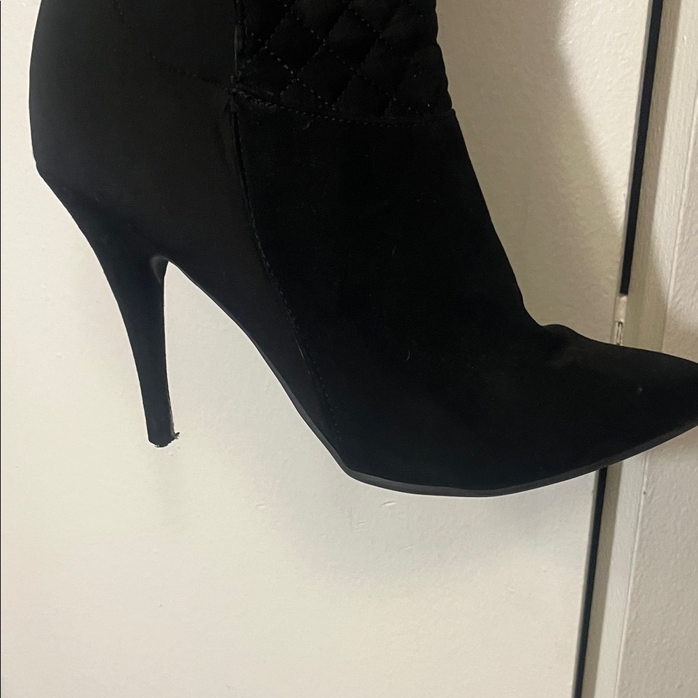 Elegant Black Knee-High Boots - Picture 4 of 8